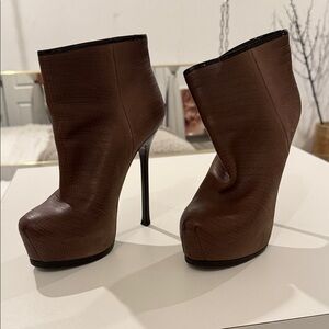 Elegant Yves Saint Laurent Brown High Heel Ankle Boots